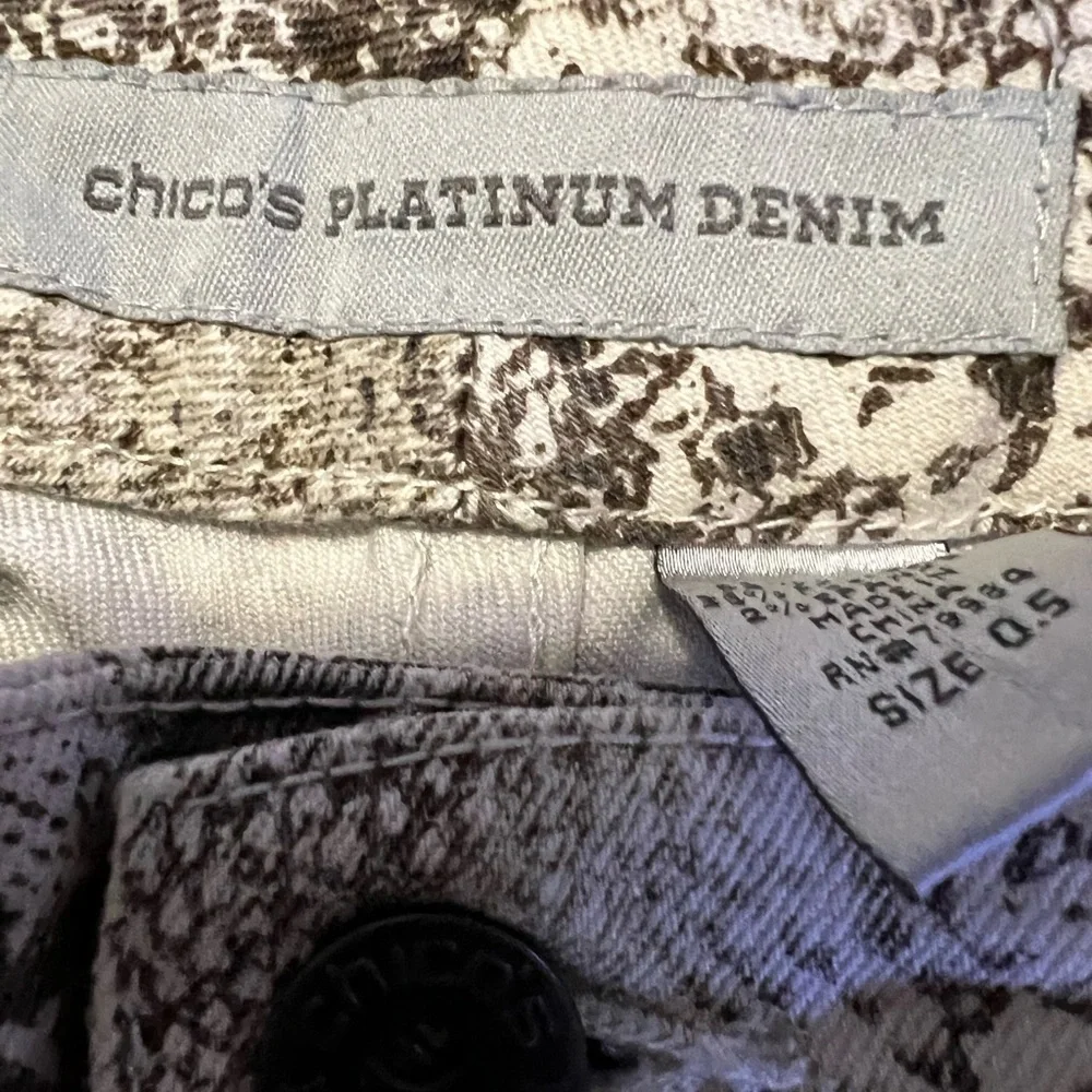 CHICO"S size 6 platinum denim snakeskin pattern - Picture 3 of 3